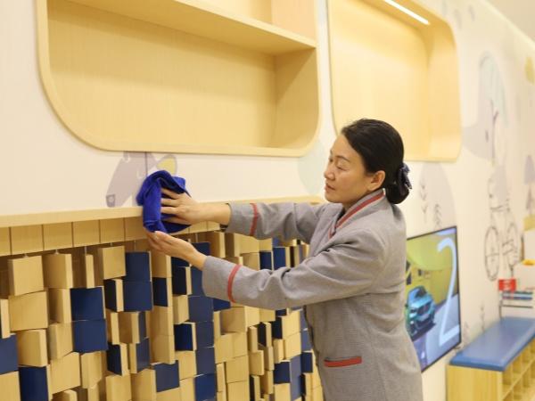 為什么現(xiàn)在學(xué)校都把清潔工作都外包了？